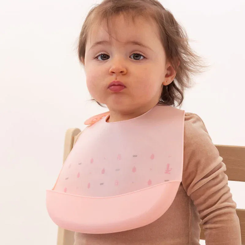 KIOKIDS Βρεφική Σαλιάρα Σιλικόνης Με Τσέπη Petit Moments Pink (4+ μηνών)