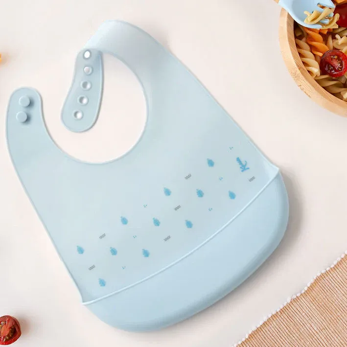 KIOKIDS Βρεφική Σαλιάρα Σιλικόνης Με Τσέπη Petit Moments Blue (4+ μηνών)