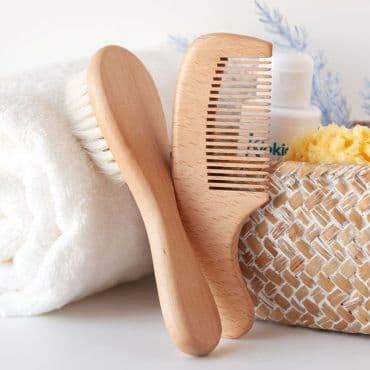 KIOKIDS Ξύλινη Βρεφική Βούρτσα Με Φυσική Τρίχα Και Χτένα (0+μηνών)